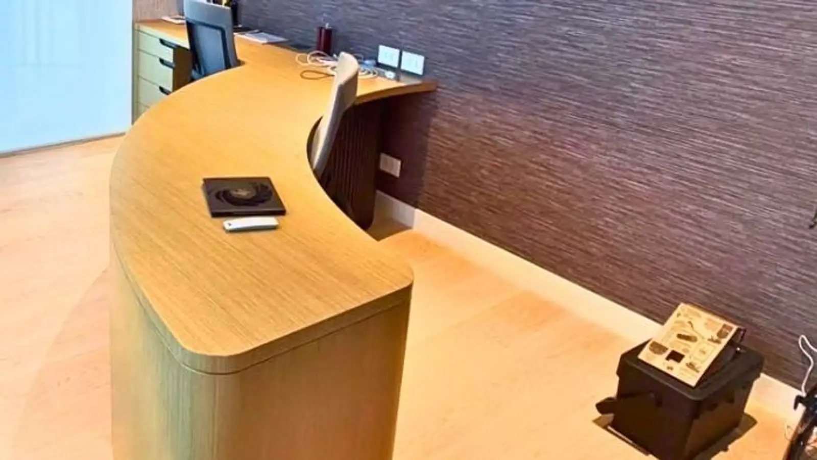 Escritorio curvo de madera